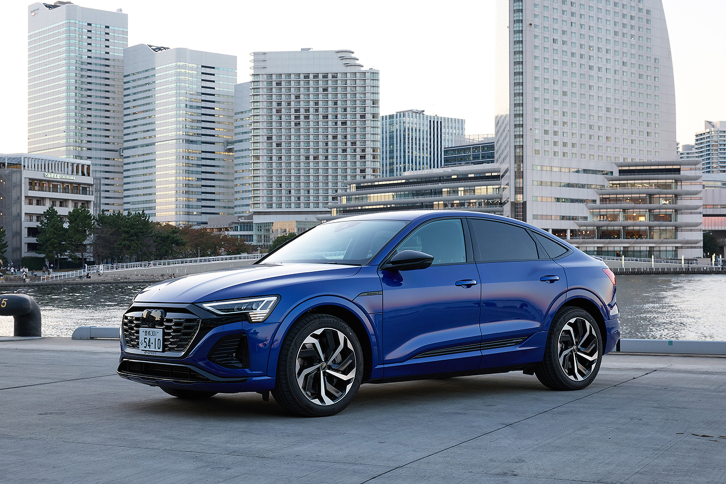 アウディ Q8 スポーツバック 55 イートロン クアトロ Sライン｜Audi Q8 Sportback 55 e-tron quattro S line