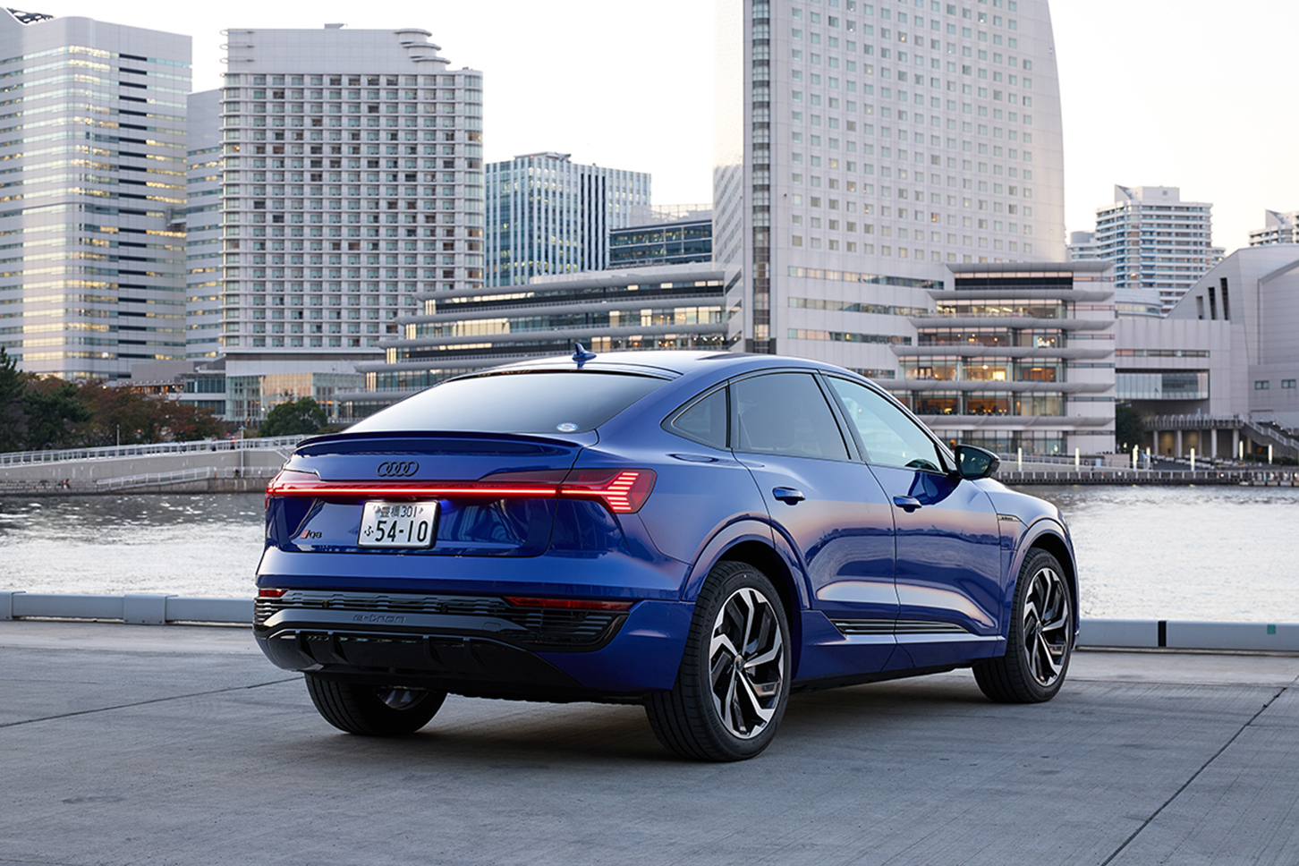 アウディ Q8 スポーツバック 55 イートロン クアトロ Sライン｜Audi Q8 Sportback 55 e-tron quattro S line