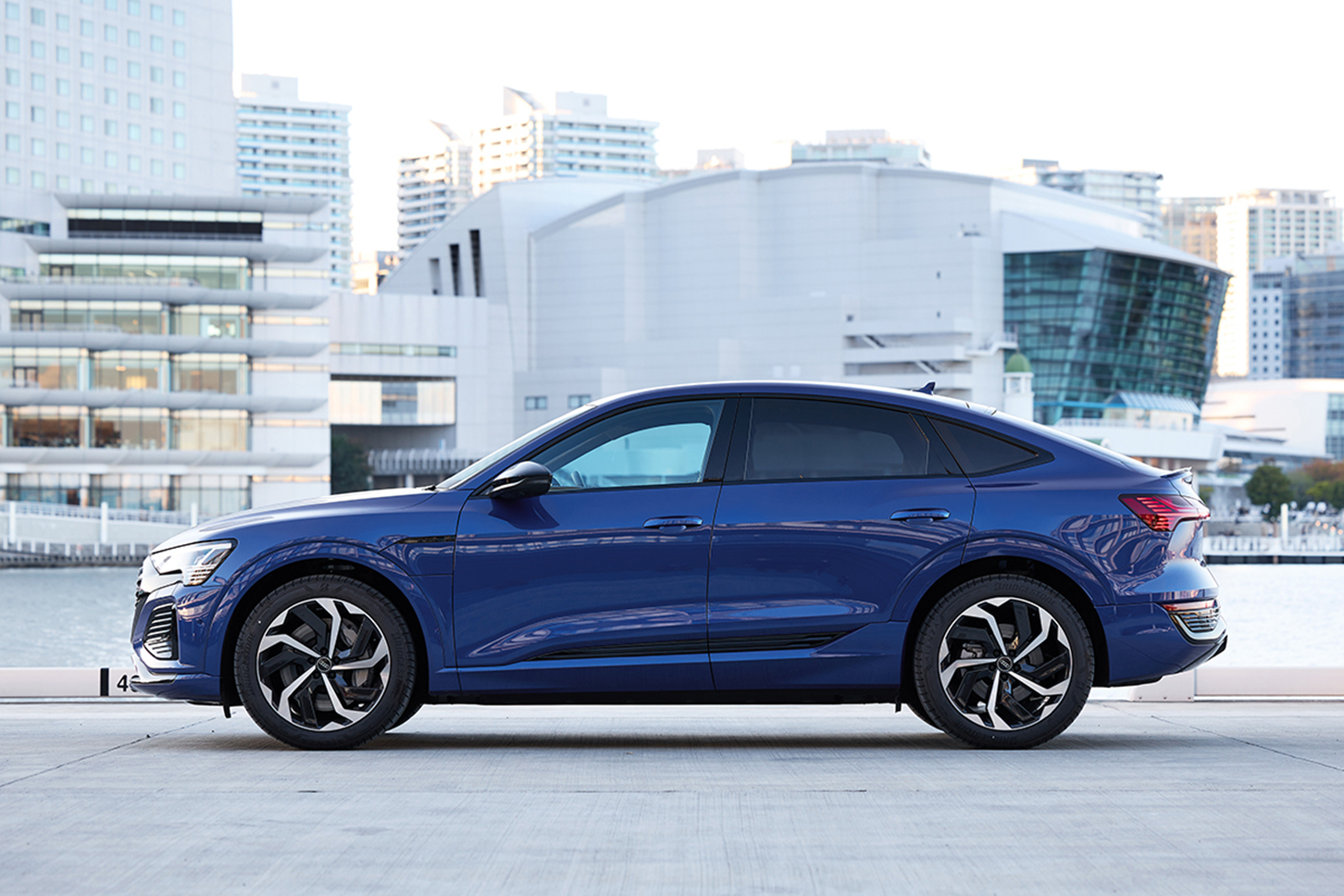 アウディ Q8 スポーツバック 55 イートロン クアトロ Sライン｜Audi Q8 Sportback 55 e-tron quattro S line