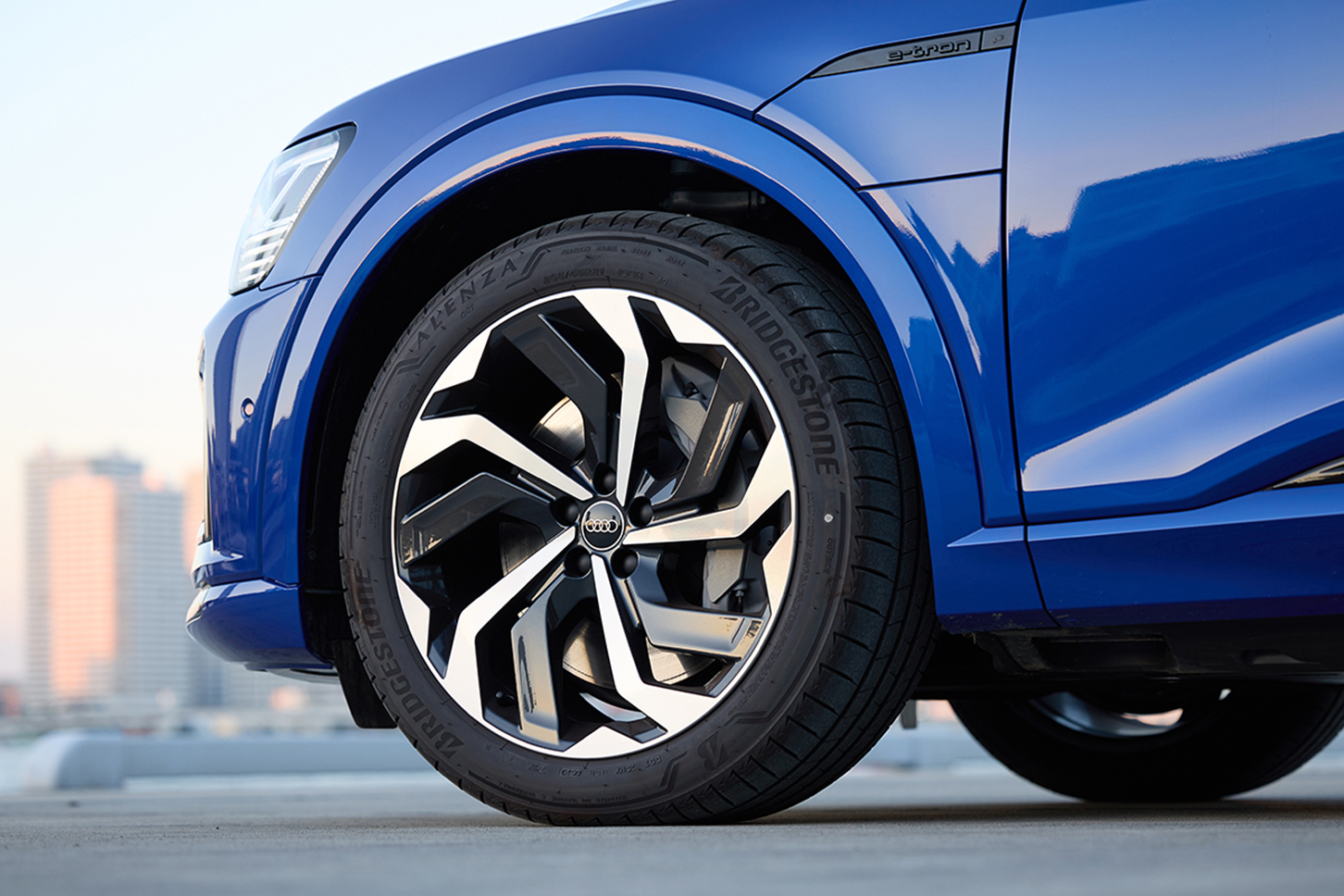 アウディ Q8 スポーツバック 55 イートロン クアトロ Sライン｜Audi Q8 Sportback 55 e-tron quattro S line