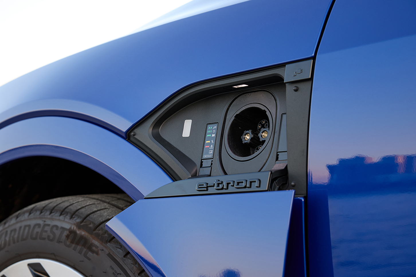 アウディ Q8 スポーツバック 55 イートロン クアトロ Sライン｜Audi Q8 Sportback 55 e-tron quattro S line