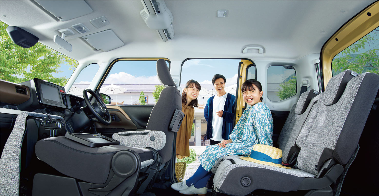 スペーシアの車内。リアシートから荷室にかけてキッチンスペースがどのように確保されているのか、注目だ。