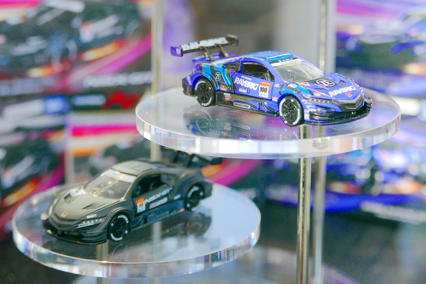 トミカプレミアム レーシングより、「RAYBRIG NSX-GT TEAM KUNIMITSU」（上段）と「HRD 99号車 NSX-GT」（下段）