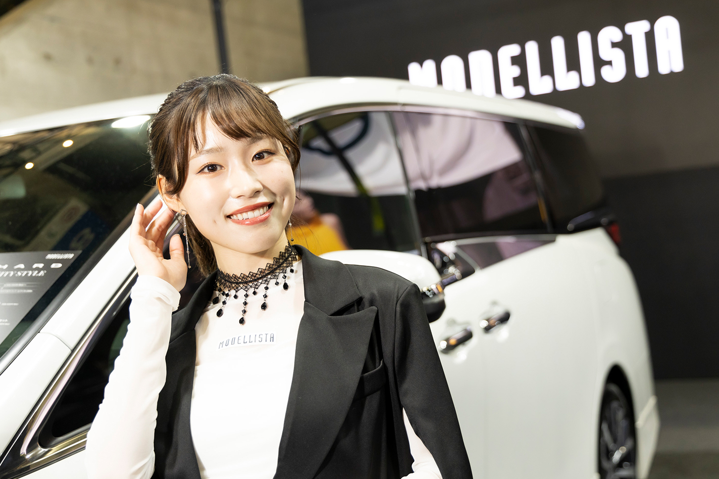 MODELLISTA仕様のアルファードの前で。緒方千捺さんの笑顔。