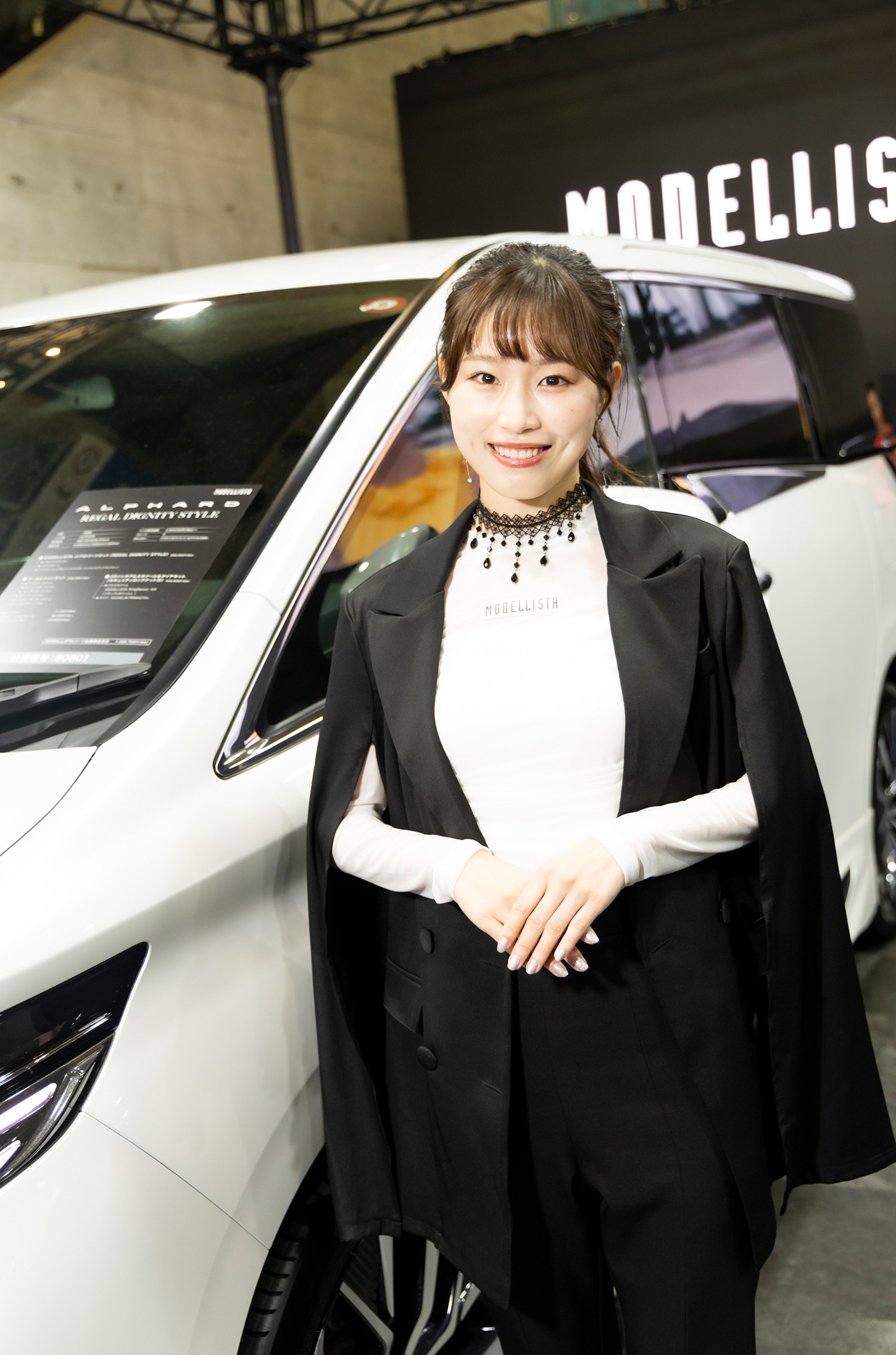 白のアルファードと美女の共演