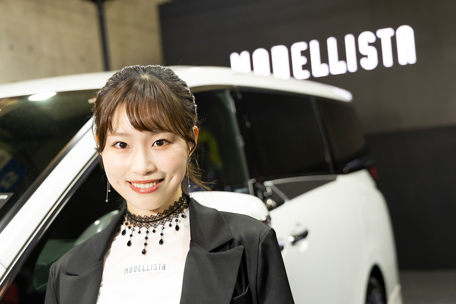 時には少女のようなあどけない笑顔も