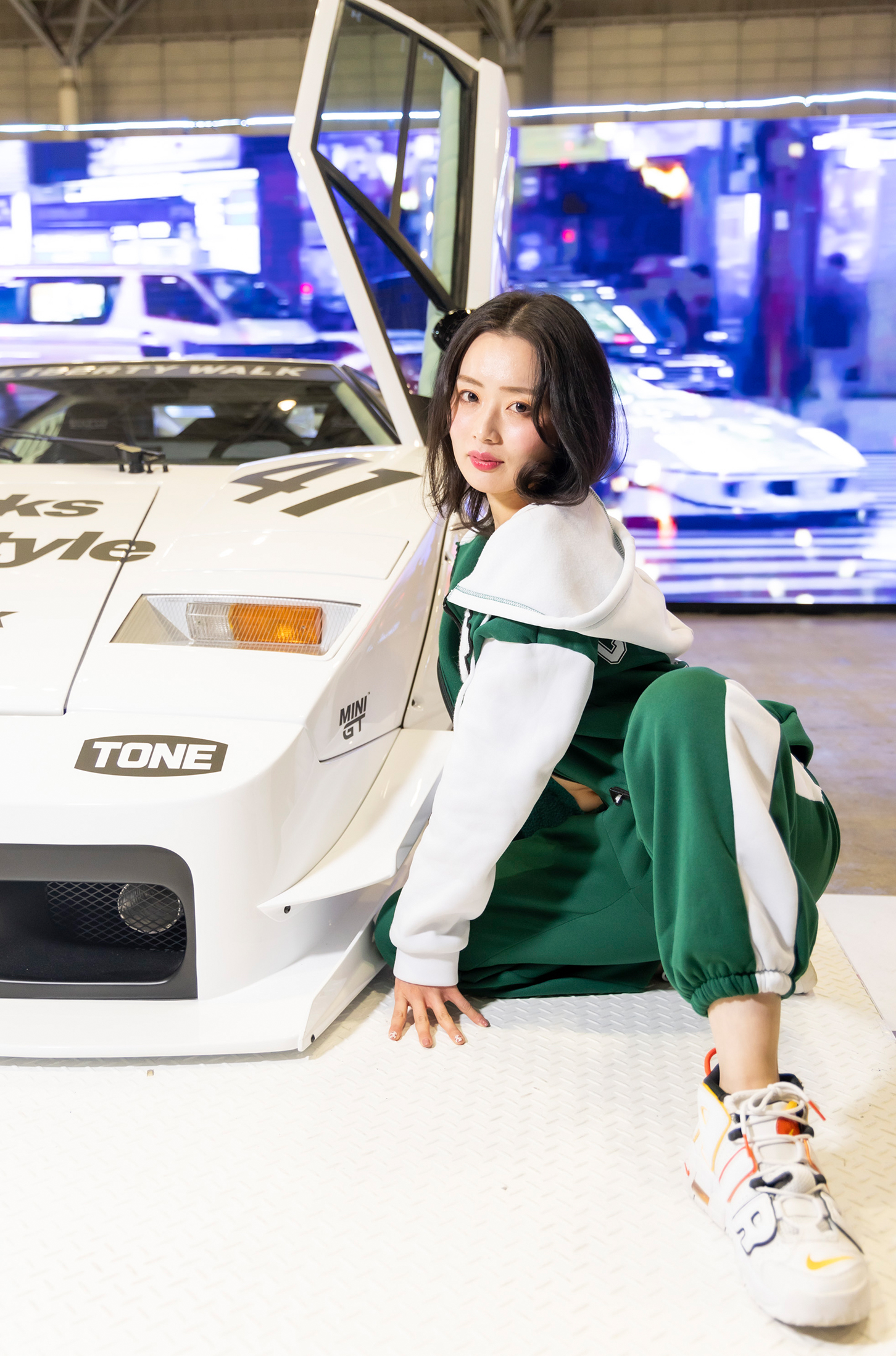 ランボルギーニ・カウンタックのカスタムカーと美女のコラボレーション