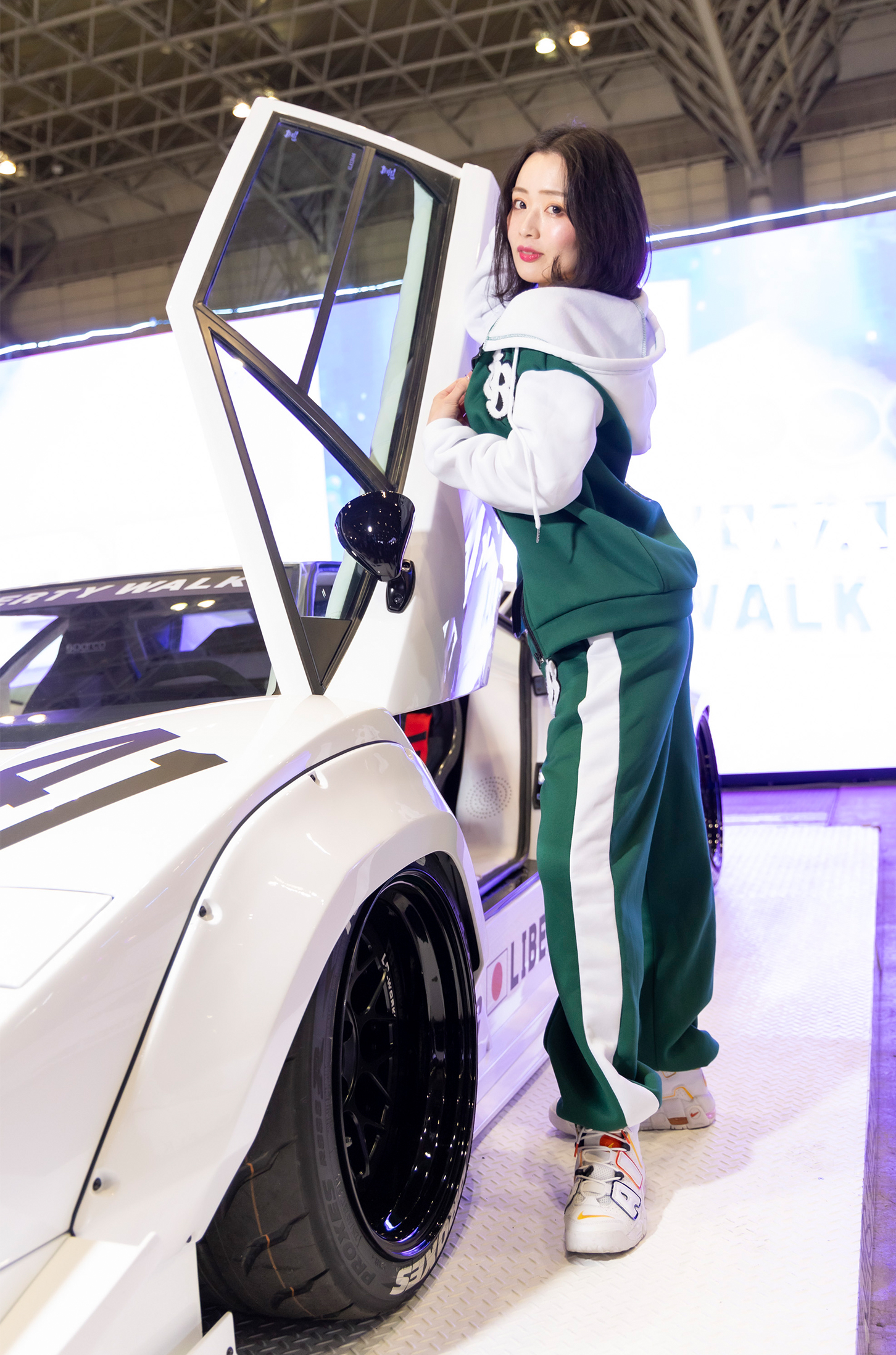 カスタムカーの隣でポーズを取る中里有沙さん