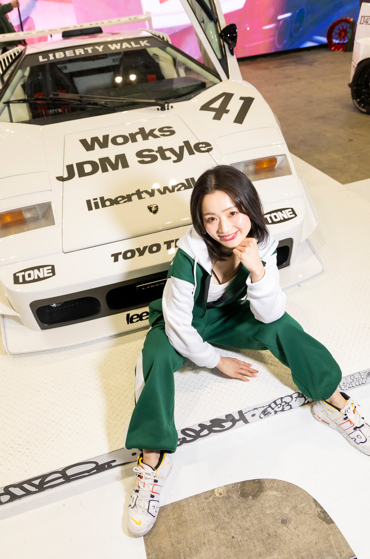 時には少女のようなあどけない笑顔も