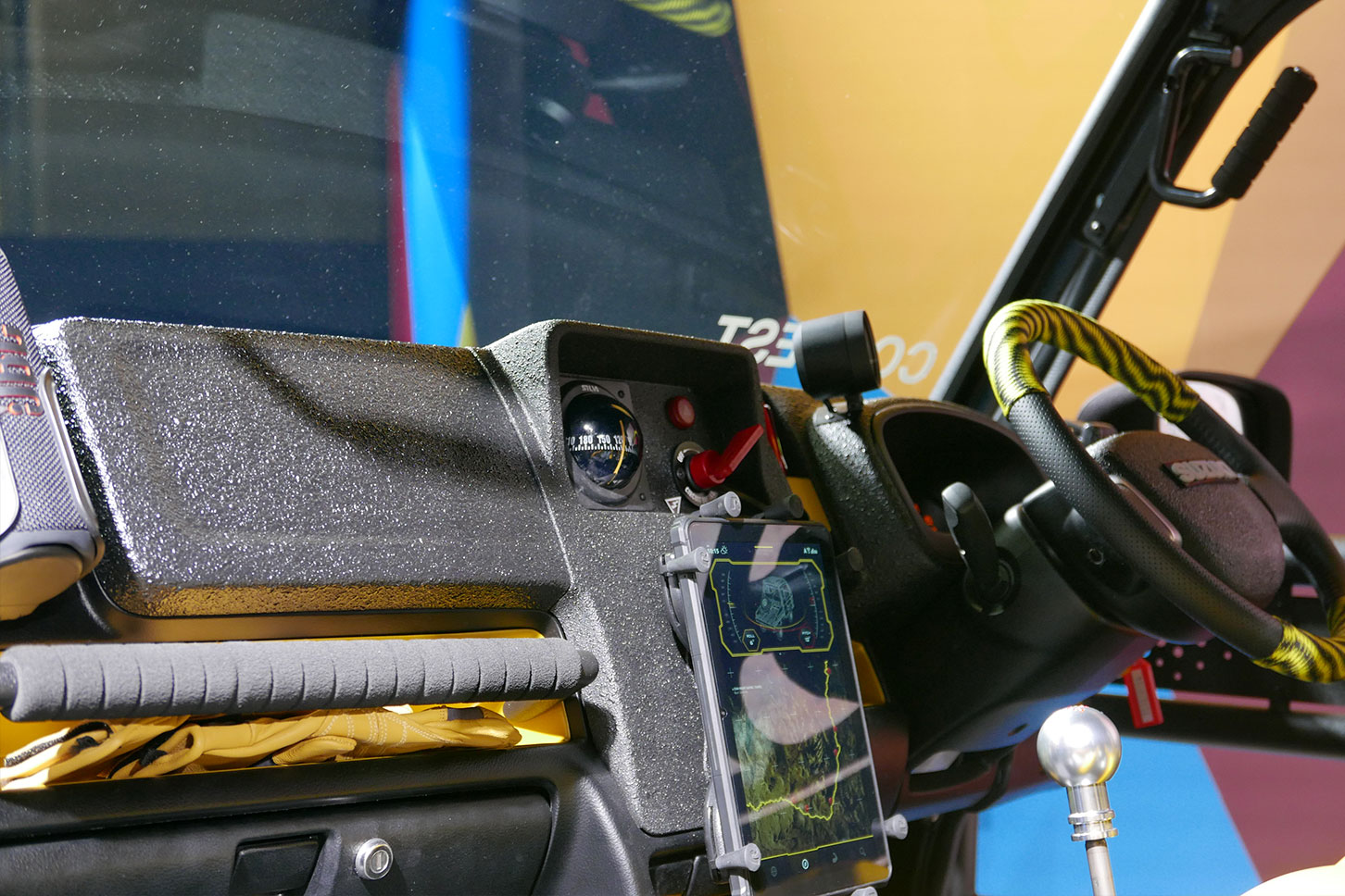 標準搭載の液晶パネルやスピーカーは外され