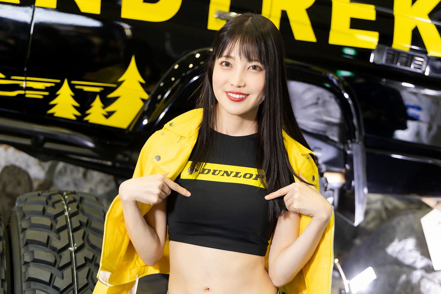 DUNLOP美女の赤城ありささん。黒髪のストレートヘアには天使の輪。