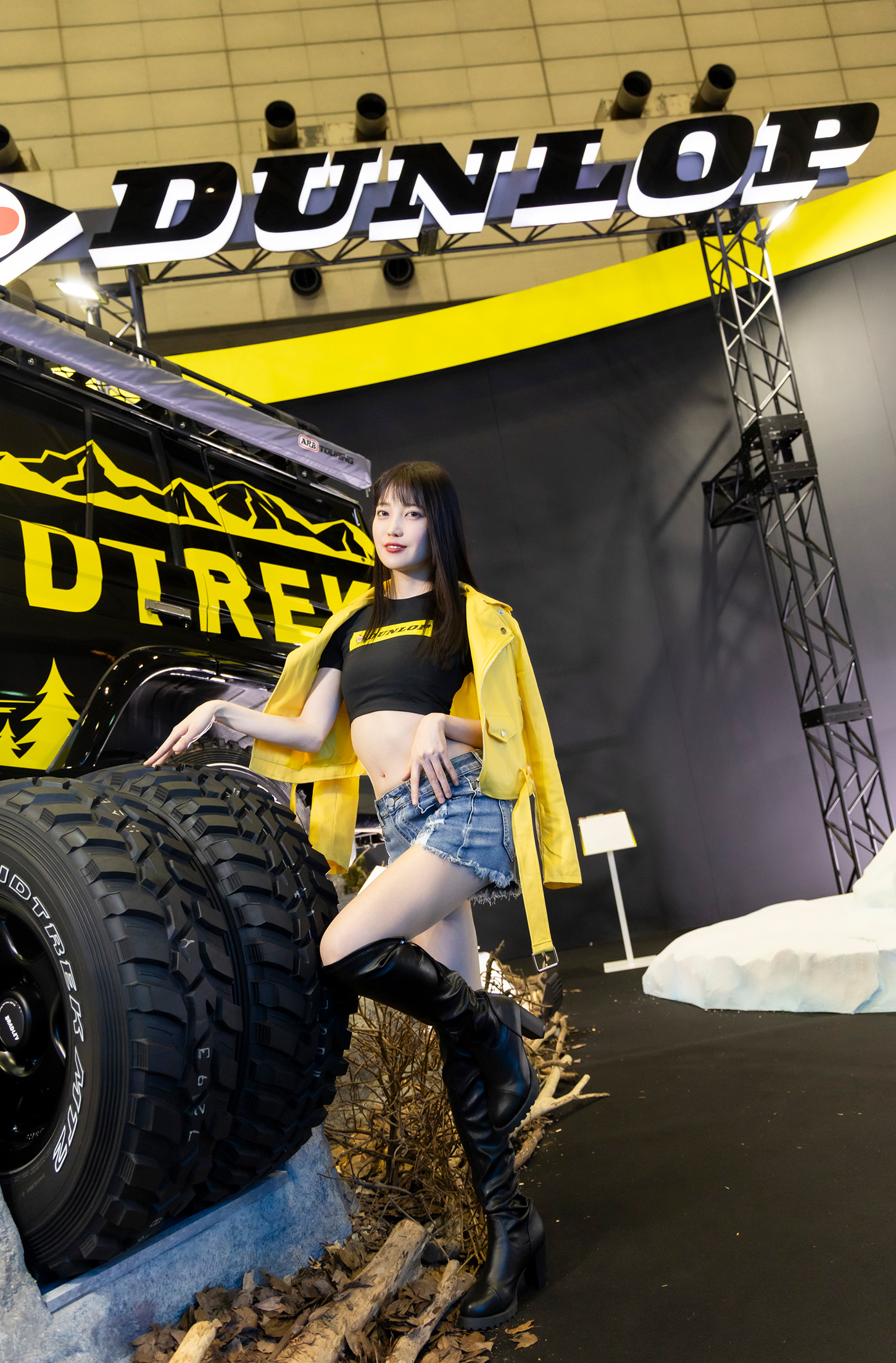 ショート丈のライダースジャケットとインナーがスタイルを際立てる