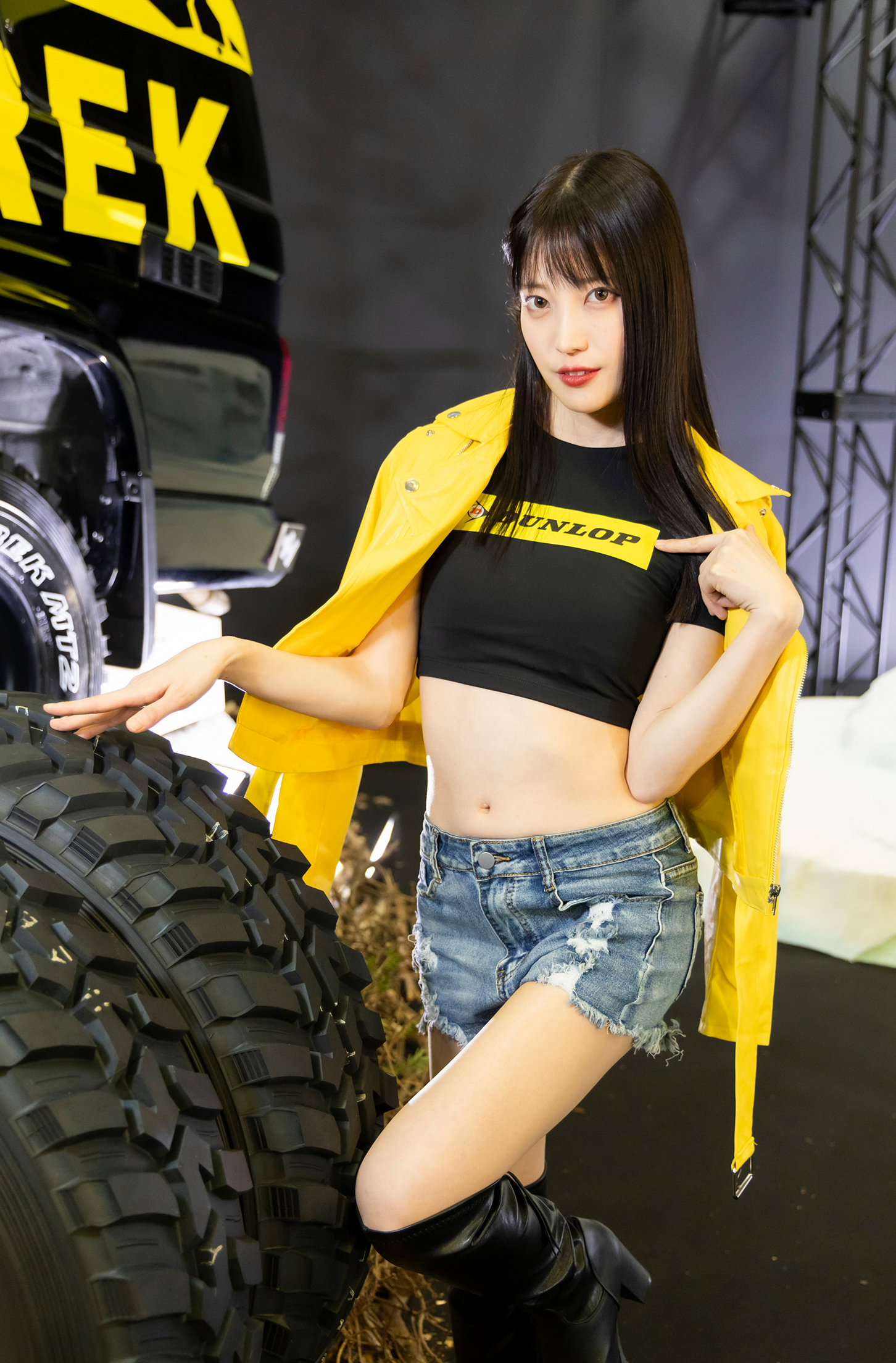 シックな表情を浮かべる美女