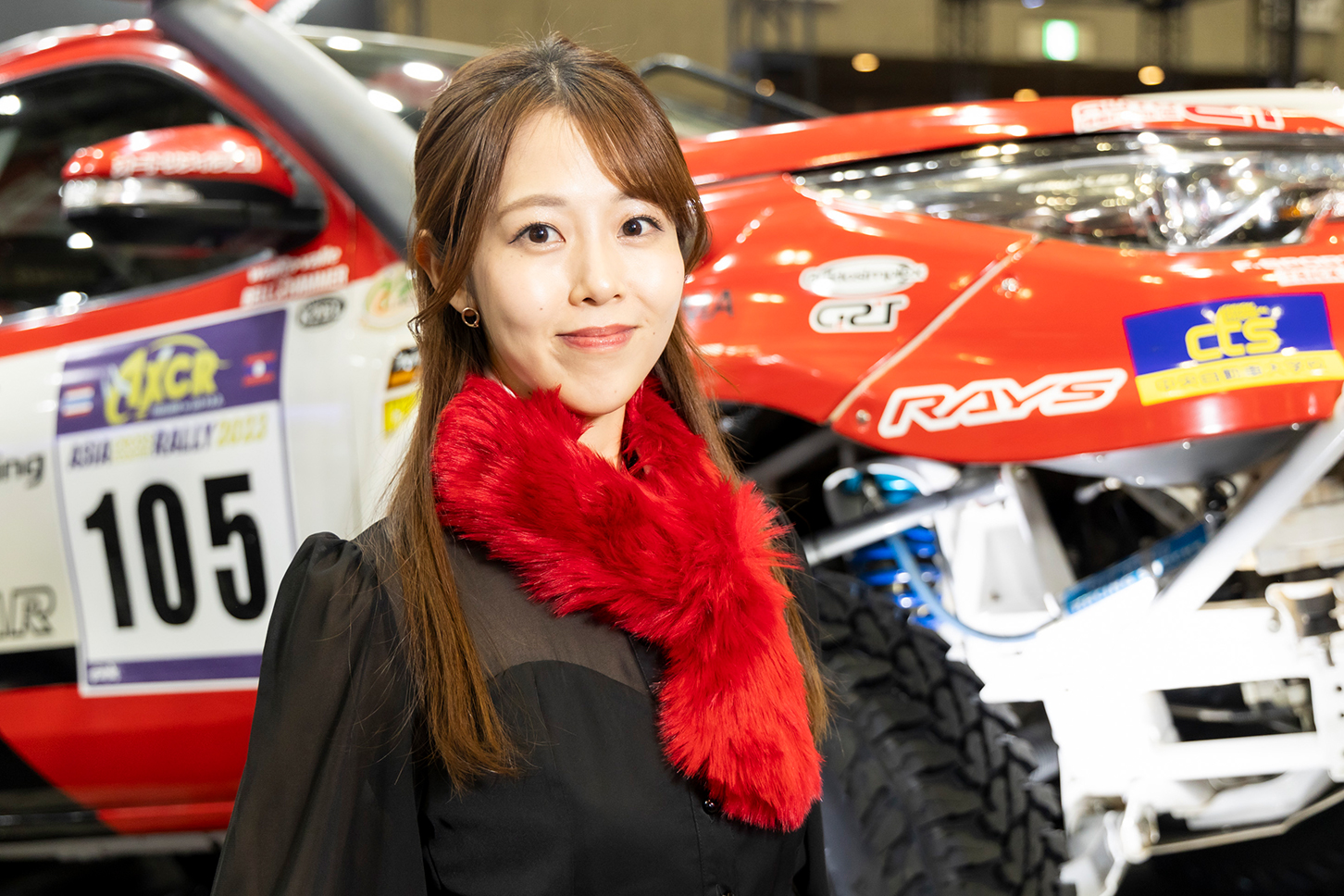 YOKOHAMAブースの多田夏摘さん。レッドのボリューミーなマフラーが美女を引き立てる。