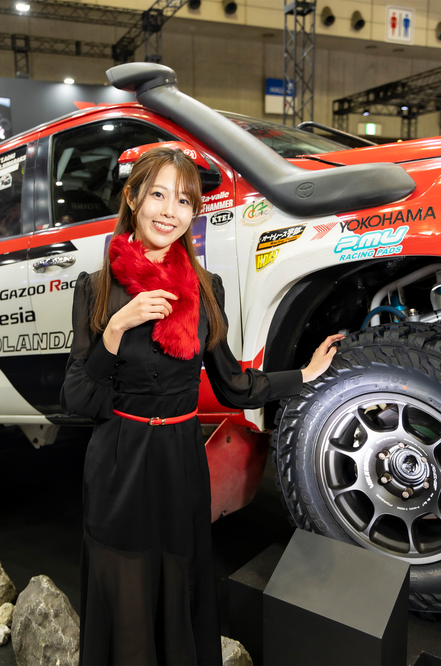 YOKOHAMAを装着したトヨタ・フォーチュナーと美女のコラボ―レーション。
