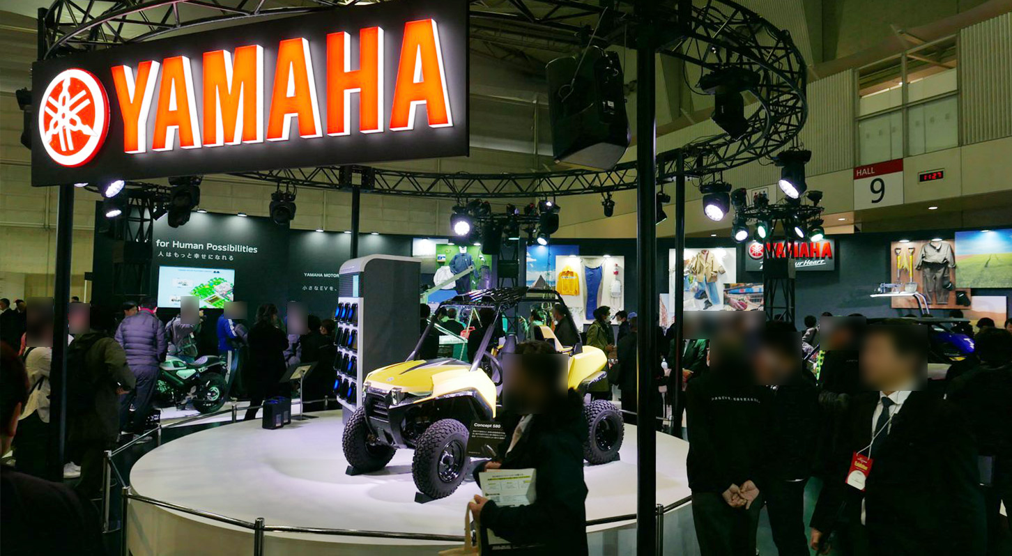 ヤマハの出展ブース。中央ステージにはバギーのような「Concept580」と、バッテリー交換ステーション「Honda Power Pack Exchanger e:」が置かれている。