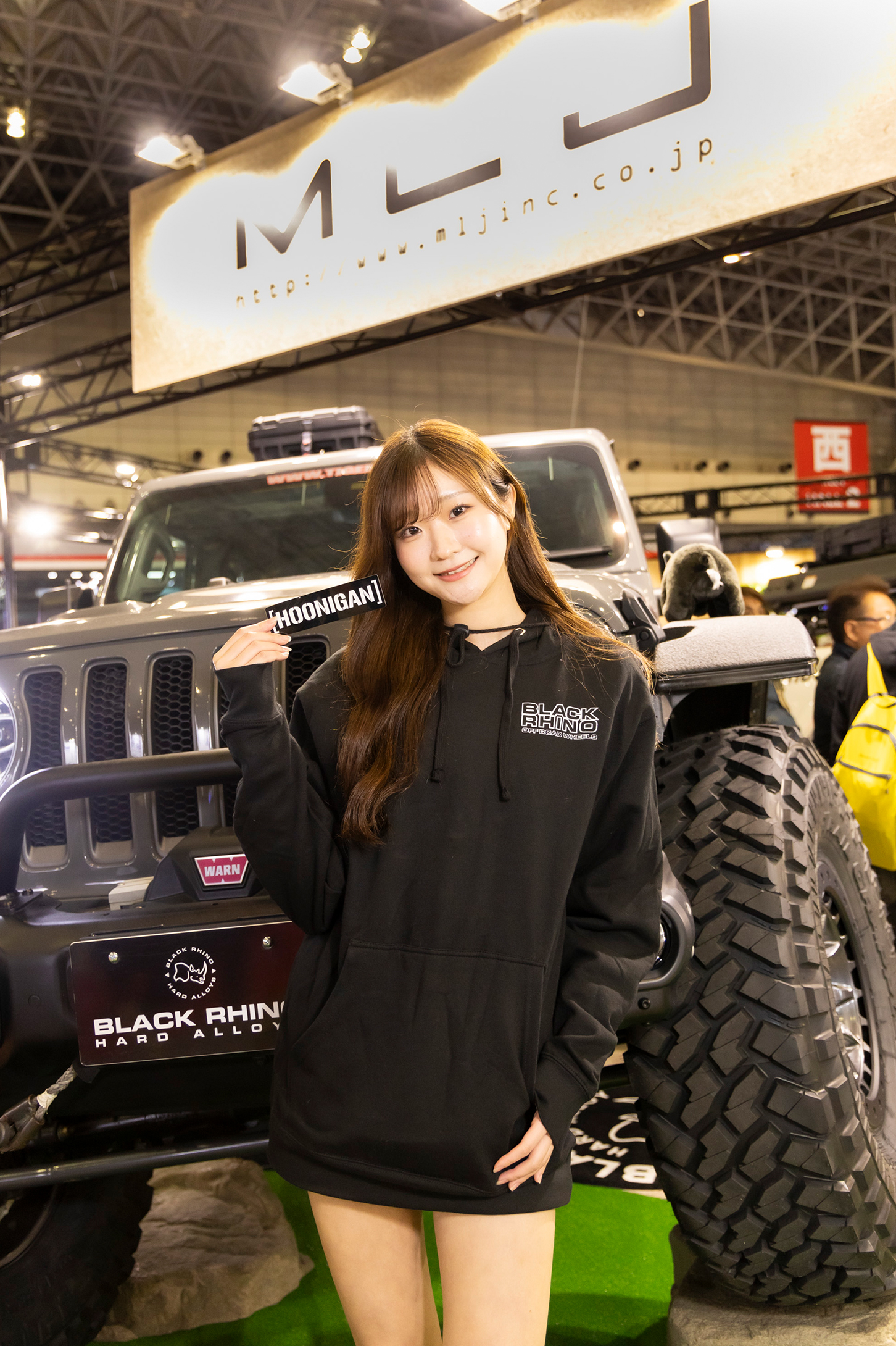アウトドアカーに似合うコスチュームの美女