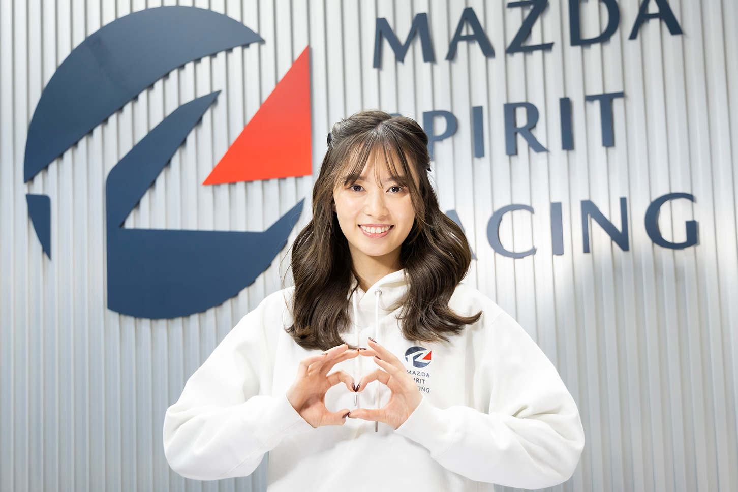 マツダ美女「栞音」さん