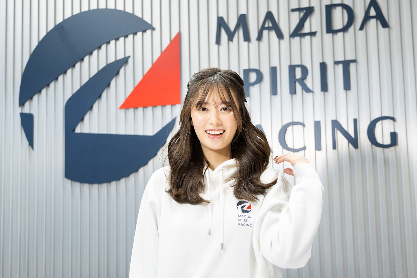 マツダ美女「栞音」さんのハーフツイン