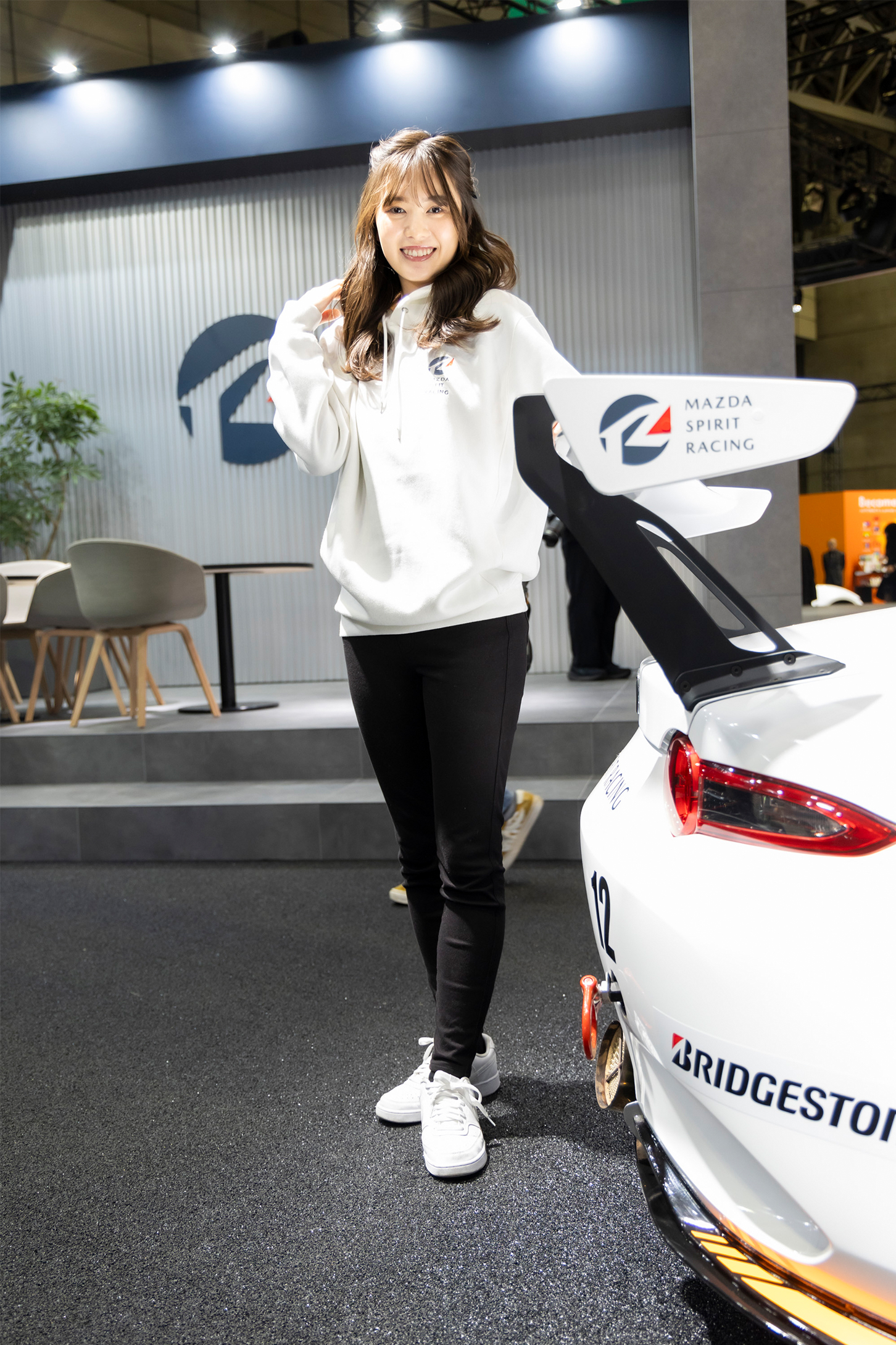 スニーカーでも抜群のスタイルのマツダ美女「栞音」さん