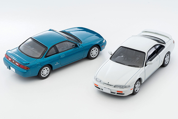 左から、日産シルビア S14（’94年式）のQ’s TypeS（青緑）と、K’s TypeS（白）。商品は日産自動車への版権元商品化許諾申請済。(c)TOMYTEC
