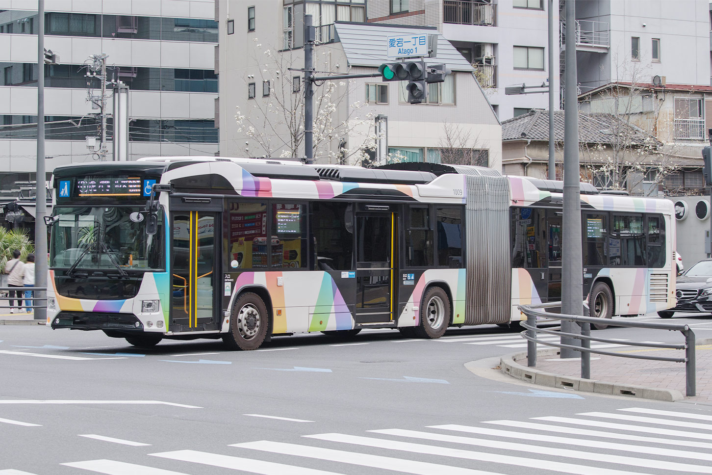 東京BRTで採用しているバスタイプのひとつ「連節バス」が実際に走行している様子。(c)Tsubasa Mfg - stock.adobe.com