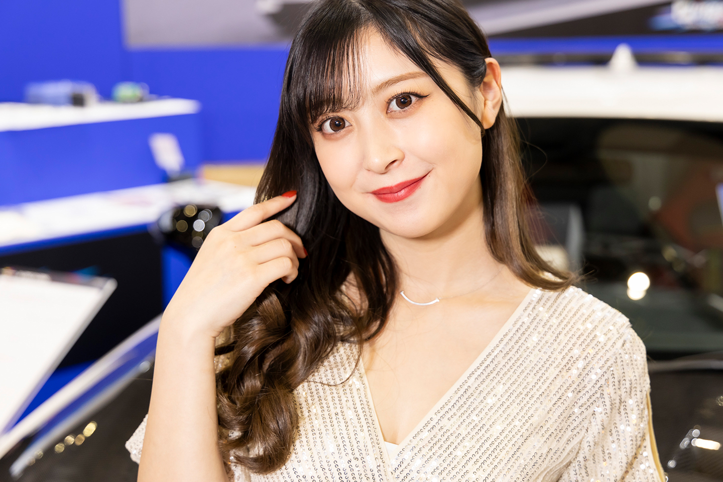 巻き髪がよく似合うイングス美女の上野実季さん