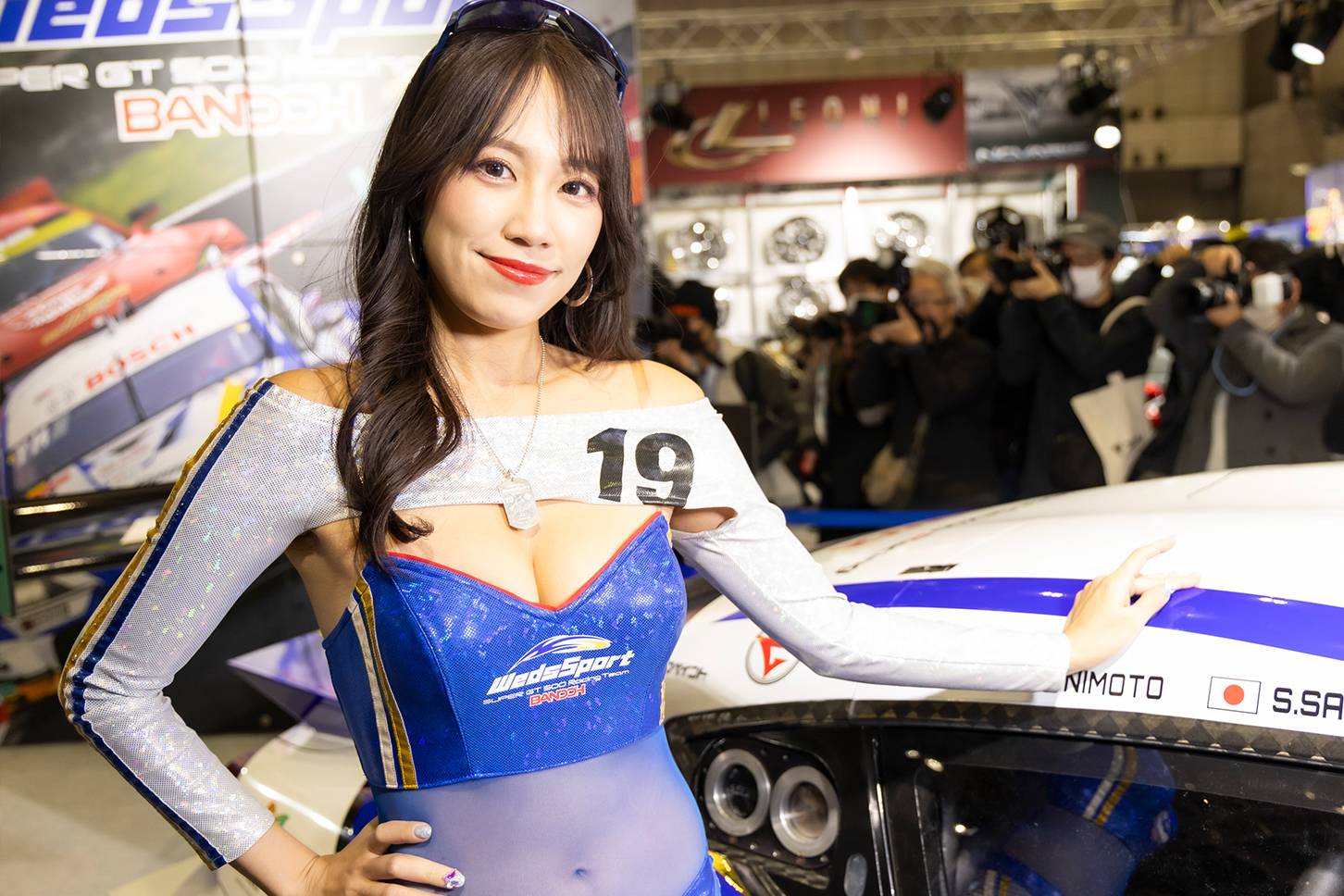 レースクイーンの霧島聖子さん。