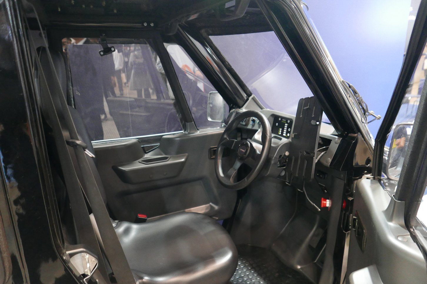 CV-1 Autoは左右どちらのドアも開閉可能。シートに座ってみると、1mの車幅ながら左右に余裕があり、窮屈さは感じなかった。