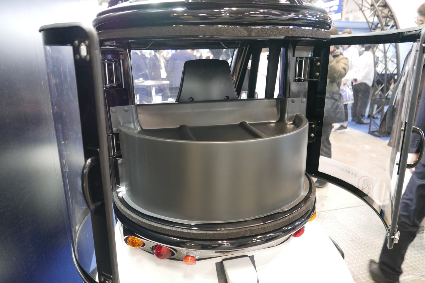 観音開き式のリアドアを開けると、中央には自動運転制御ユニットが搭載されている。その上のスペースには、ちょっとした荷物を置くことが可能だ。