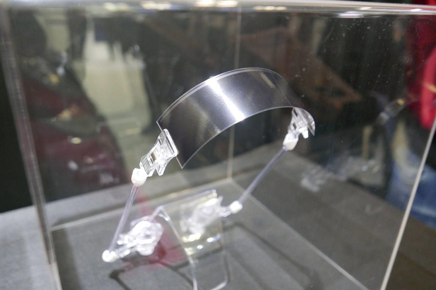 フレキシブルソーラーパネルはガラスではなく金属箔基板のため、衝撃や振動にも強い