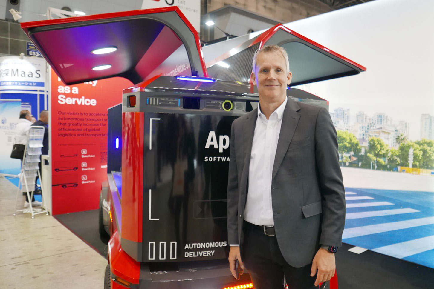 Applied EV CEOのJulian Broadbent(ジュリアン・ブロードベント)氏。今回の展示車両では、ガルウイングのように開閉するドアがお気に入りだそう。