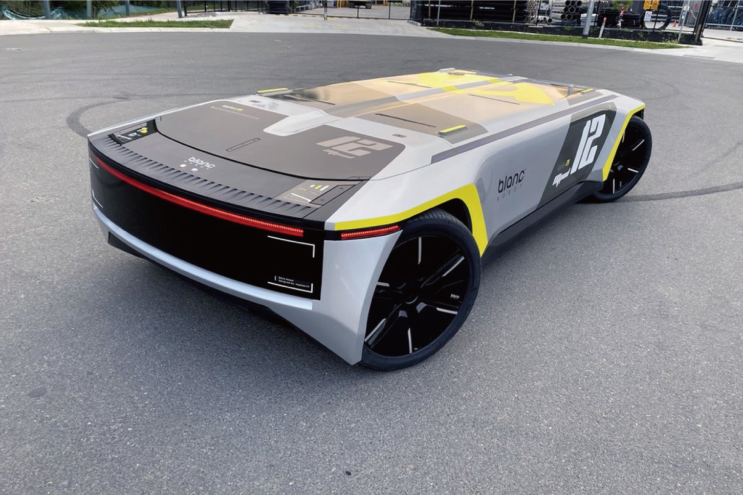 ブランクロボット本体はこのようにシンプルな形状。無人運転のため、当然キャビンもない。
