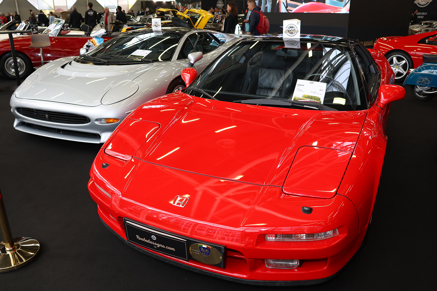 ボローニャ「アウトモト・デポカ」で。1993年「ジャガーXJ220」と並べて展示されていた1991年「ホンダNSX」。走行約7万9千キロメートルで、11万ユーロ（約1720万円） のプライスタグが添えられていた。ナンバープレートの右には、イタリア古典車協会（ASI）による認定バッジが貼られている。