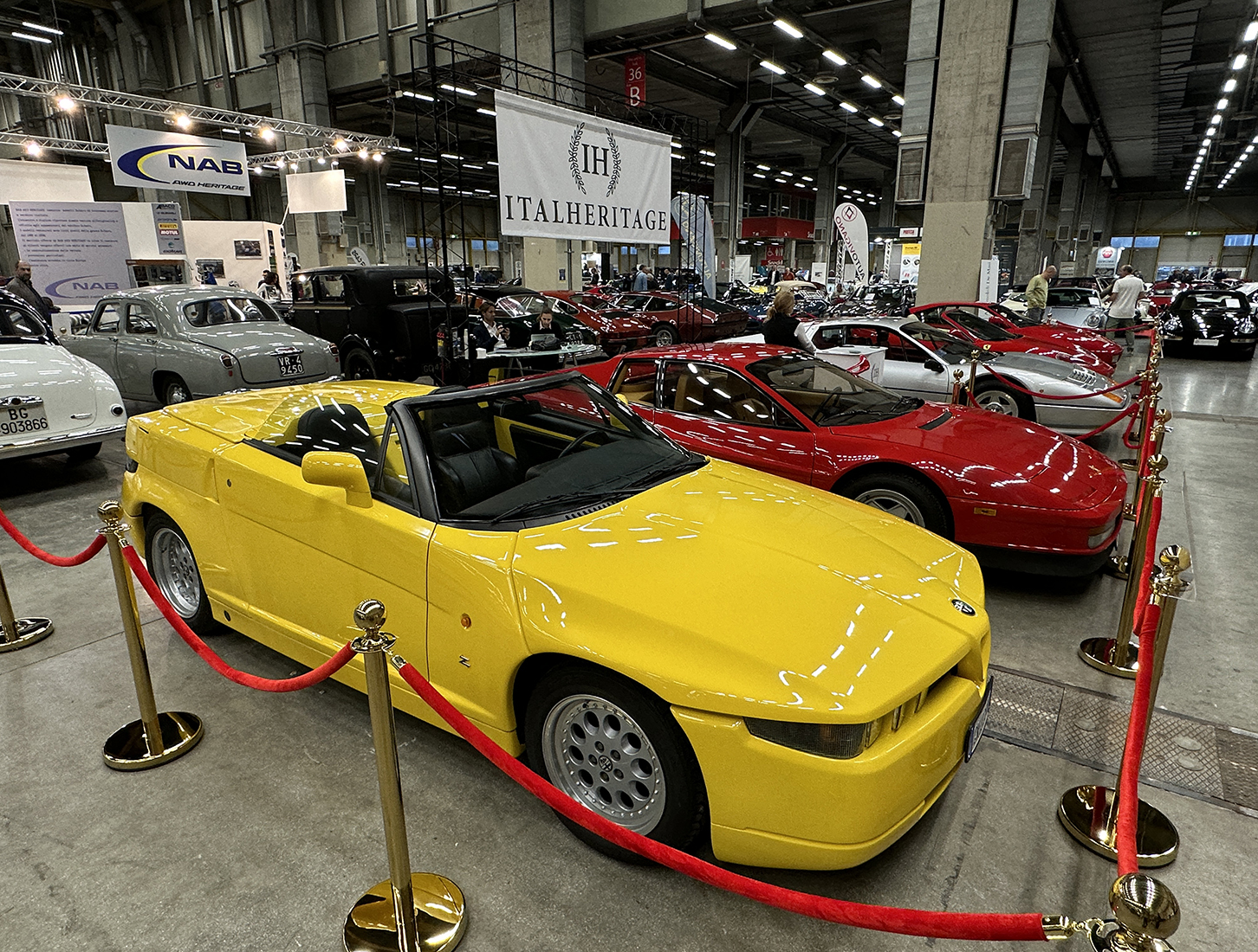 手前は「アルファ・ロメオSZ」の姉妹車「RZ」。1995年式で価格は9万3千ユーロ（約1460万円）。