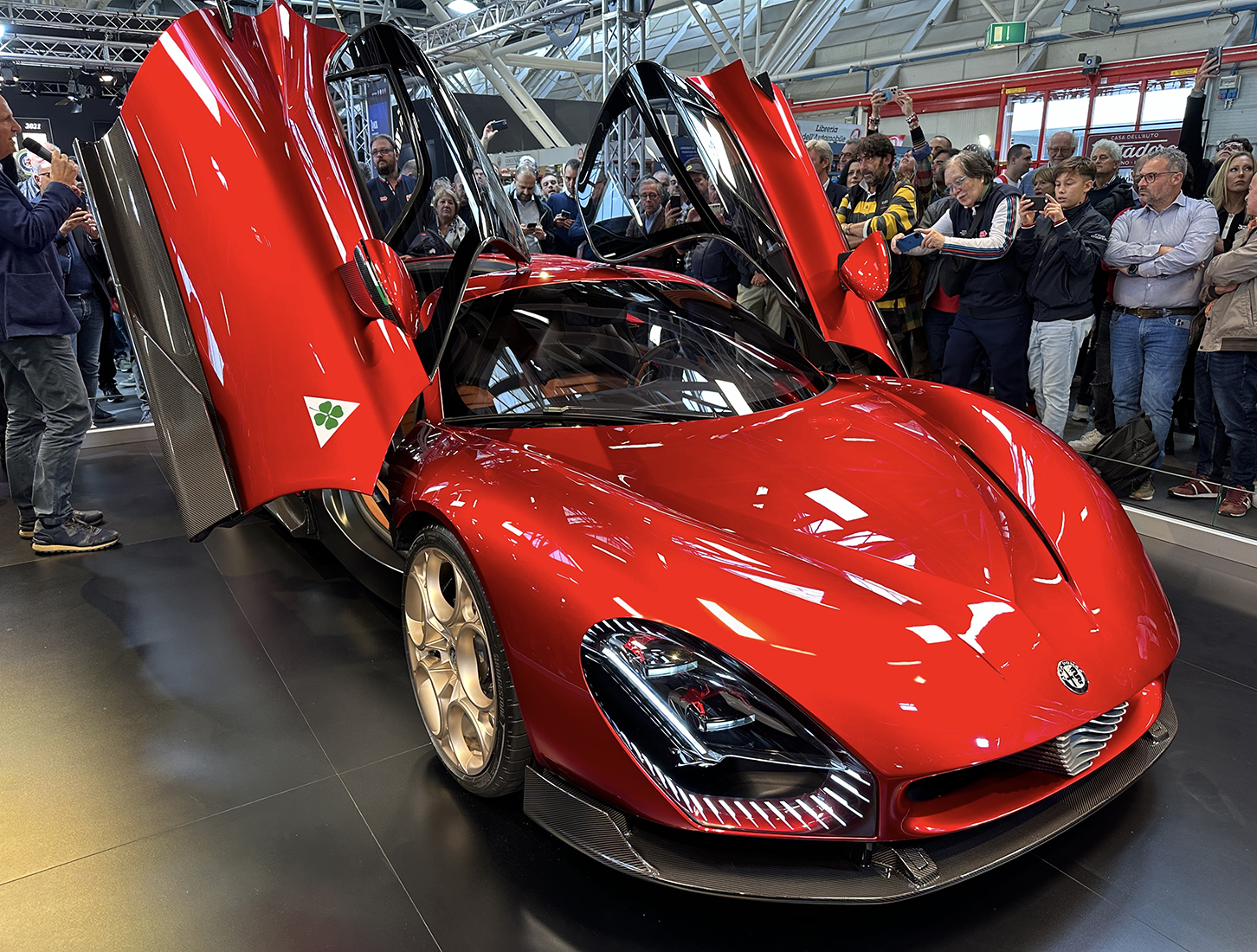 ヒストリックカー・ショーだが、新型車の披露も。アルファ・ロメオは、2023年8月にリリースした新「33ストラダーレ」を一般公開した。