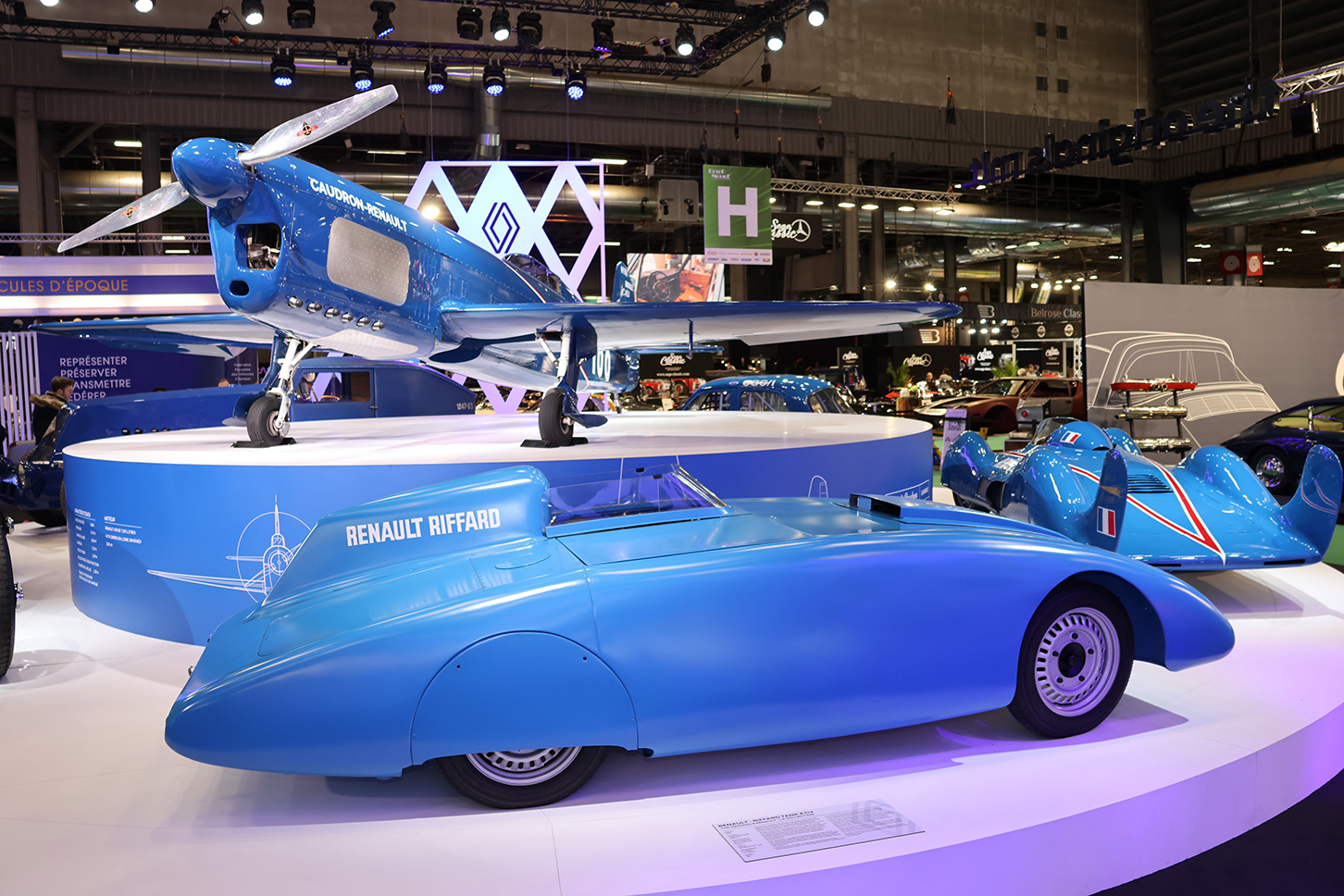 ルノーは歴代スピード記録車と、1934年の航空機レプリカを展示した。手前の1956年「ルノー・リファール・タンク」は、チューブラーフレームこそオリジナルだが、エンジンなど機構は大衆車4CVのものが用いられている。
