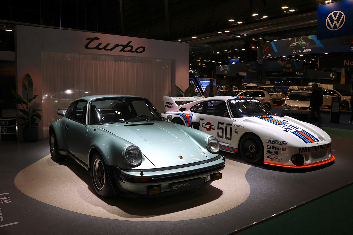 ポルシェはターボ・モデルの半世紀をアピールした。左は1975年「930ターボ」、右は1977年「935ターボ」。