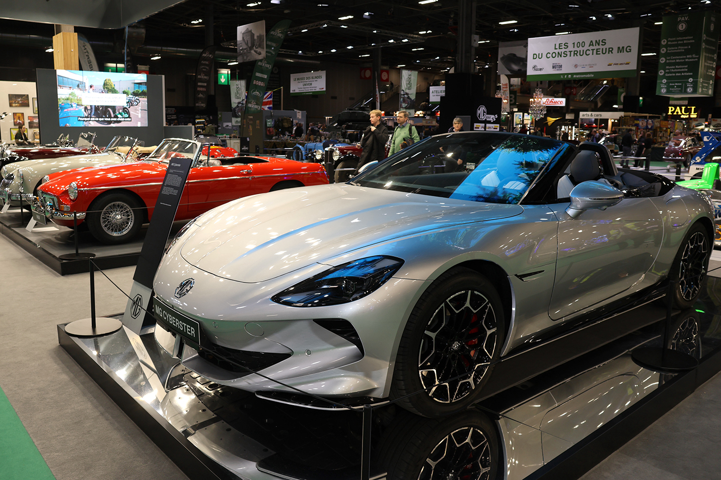 MGが歴代オープンモデルとともに展示した「MGサイバースター」。