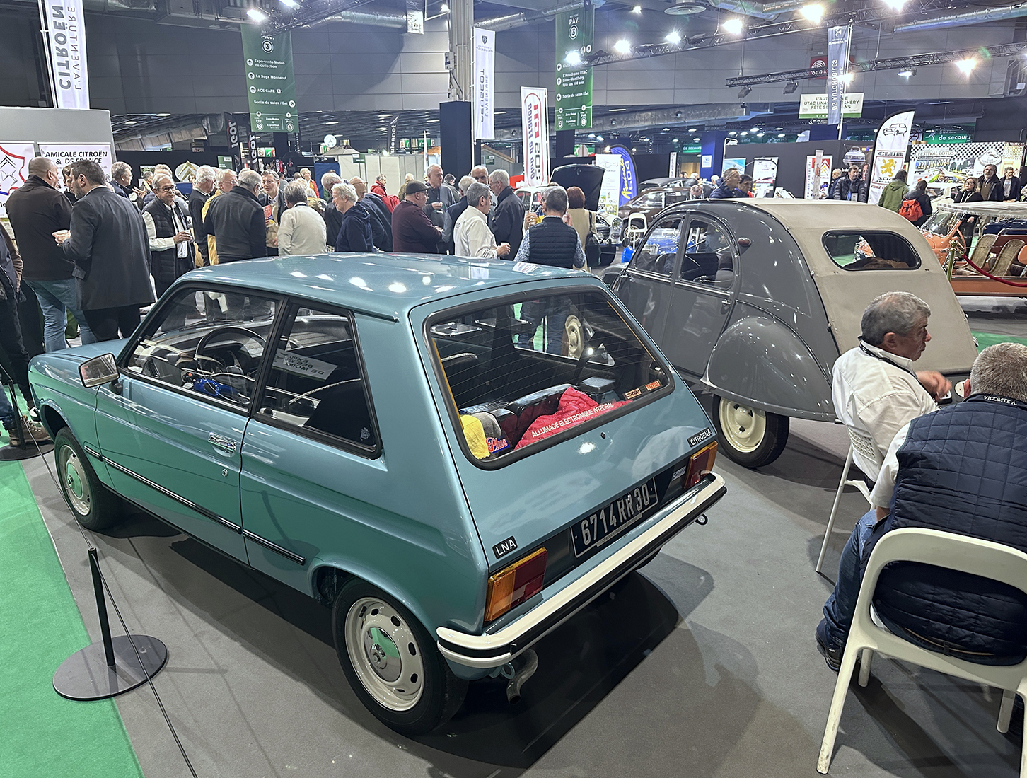 LN/LNAは、10年間で35万3383台が生産された。レトロモビル初日は22時まで夜間開館。クルマの向こうでは、シトロエン系クラブのメンバーたちによって宴が始まっている。
