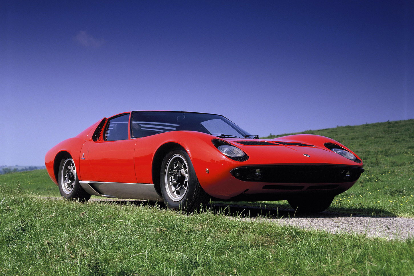 1966年に登場したランボルギーニ・ミウラ。V型12気筒エンジンを車体中央部に搭載し、カーデザイナーのマルチェロ・ガンディーニ氏が手掛けた、元祖スーパーカーともいうべき記念碑的モデルだ。