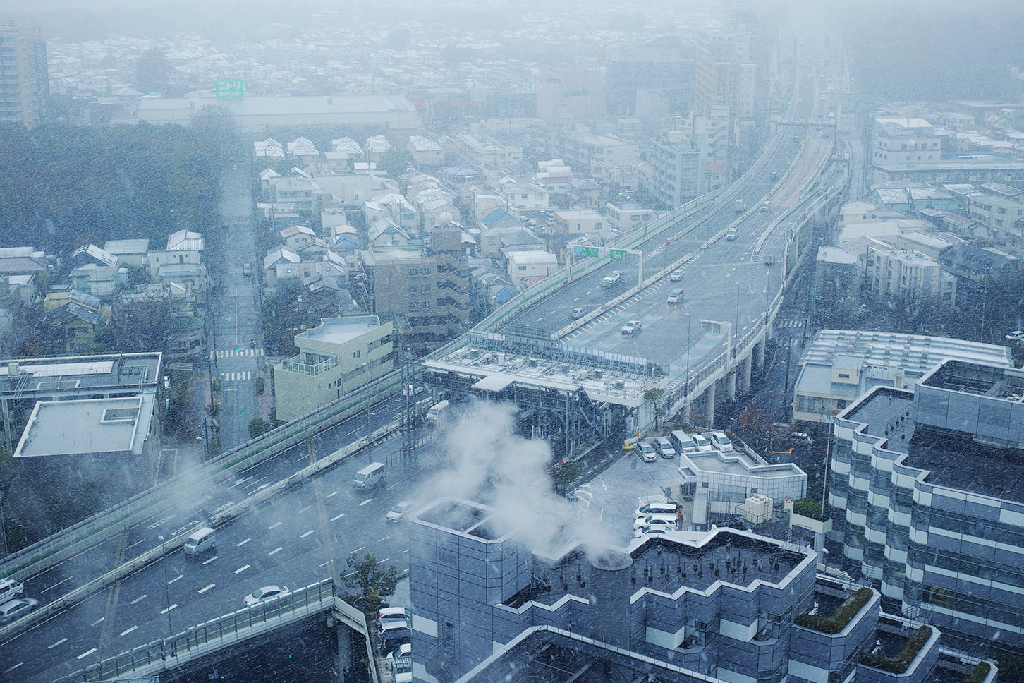 雪の首都高のイメージ。（画像：(c) kusaka satoshi - stock.adobe.com)