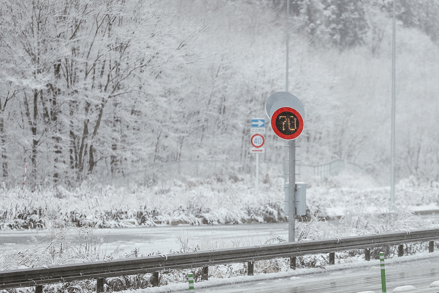 吹雪の高速道路のイメージ。（画像：(c) tokyo studio - stock.adobe.com）