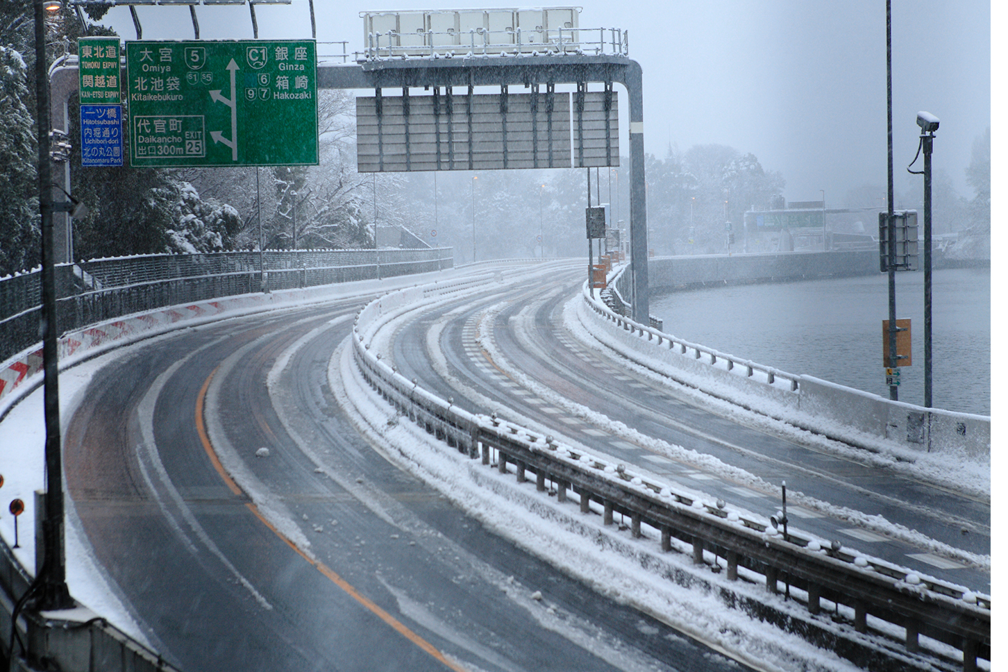 雪の首都高のイメージ。（画像：(c) Paylessimages - stock.adobe.com）