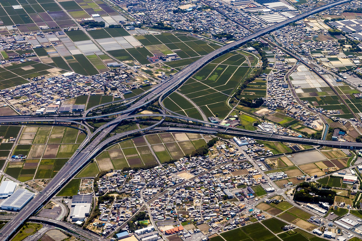  豊田JCT。ハーフタービン型の綺麗な円形。（画像：(c) northsan - stock.adobe.com）
