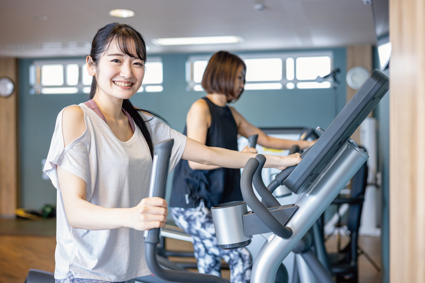 コンビニジムでトレーニング中のイメージ。(c)buritora – stock.adobe.com