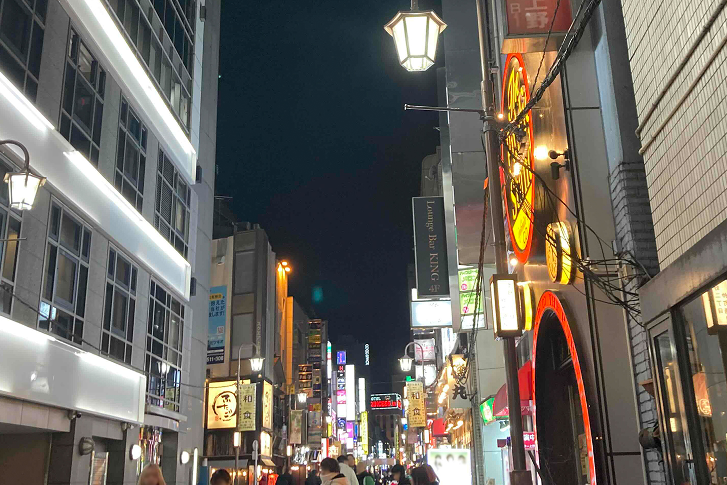 夜の仲町通り。平日だがにぎわっている。
