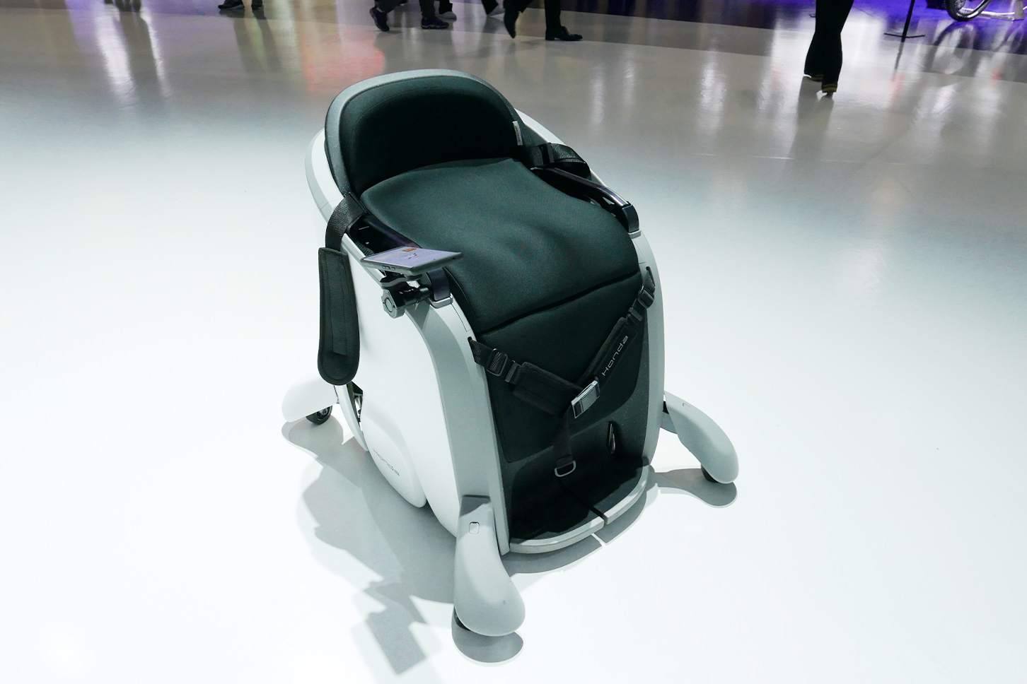 ホンダのフリーハンドパーソナルモビリティ「UNI-ONE」。写真は2023年のモビリティショーに出展されもの。