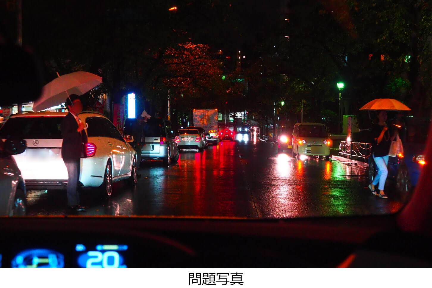 雨の夜、家族を迎えに車で駅前に来ています。