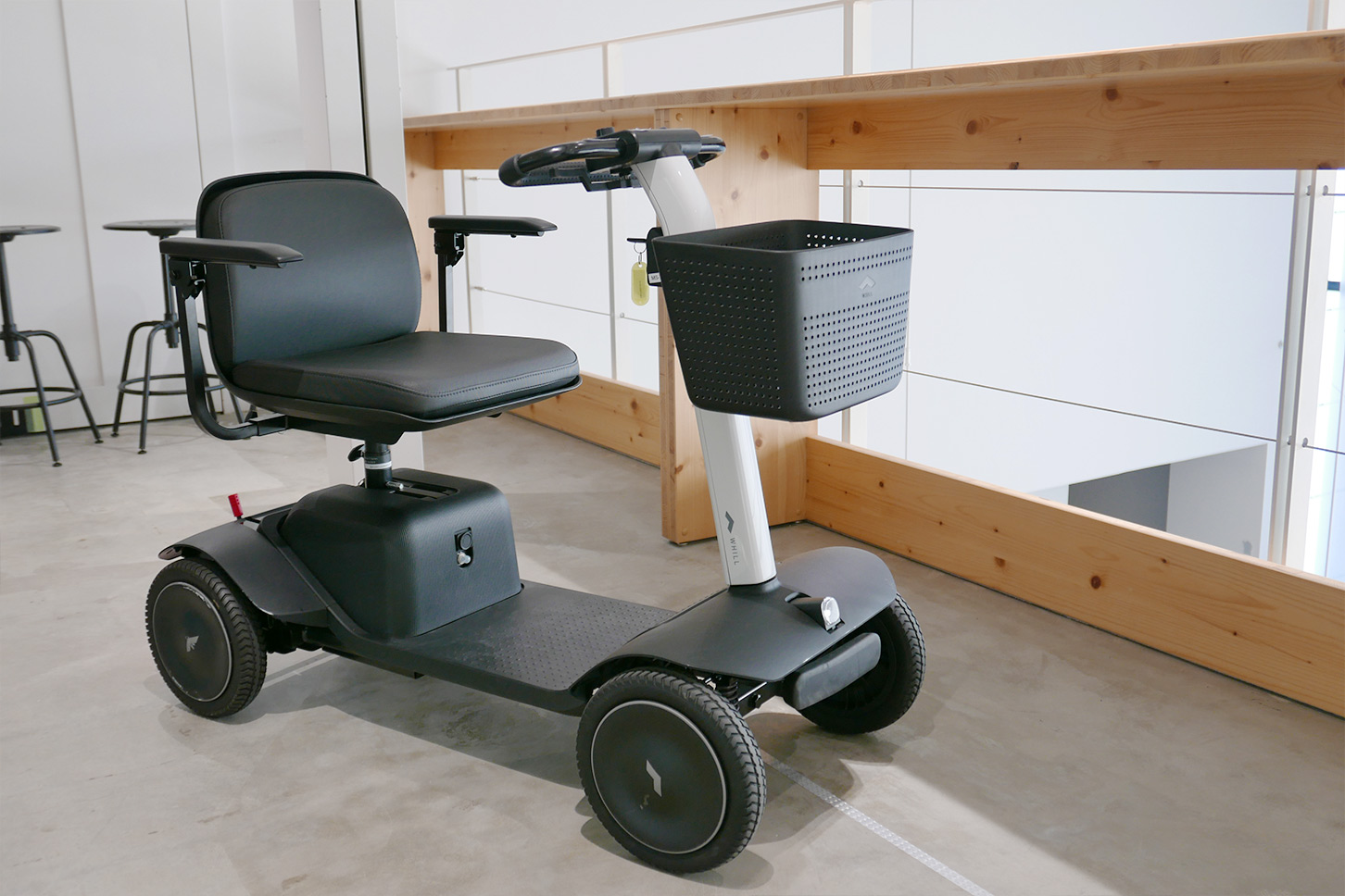 WHILL Model Sは、免許不要の歩道を走れる電動スクーター。近距離歩行に問題がない人の利用も想定し、運転操作はクルマに近いものが目指された。満充電で最大33kmの航続距離を実現している。
